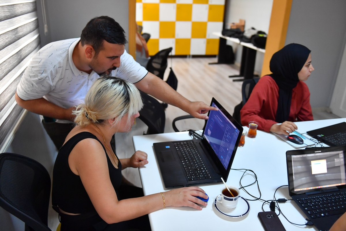 Mersin Büyükşehir’den Kadın Ve Çocuk Atölyesi’nde “Photoshop Eğitimi” Başladı