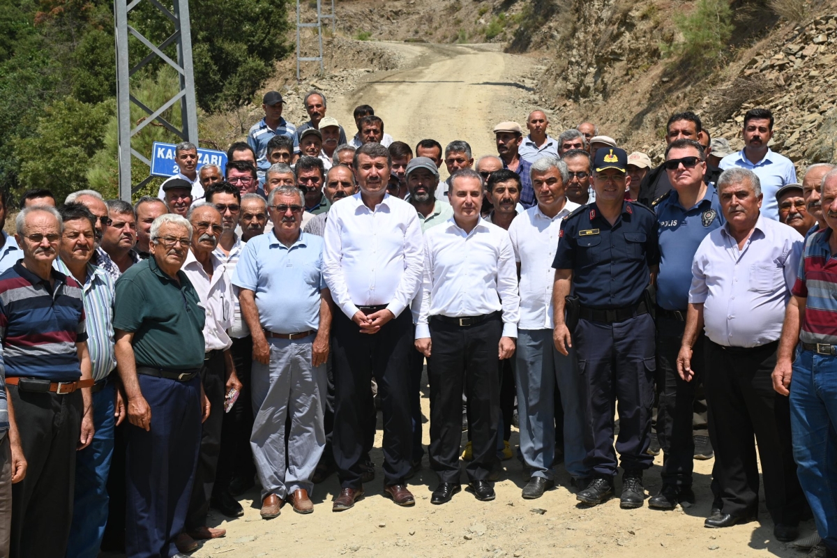 Anamur kent protokolü Güngören mahallesinde yol çalışmasını inceledi..