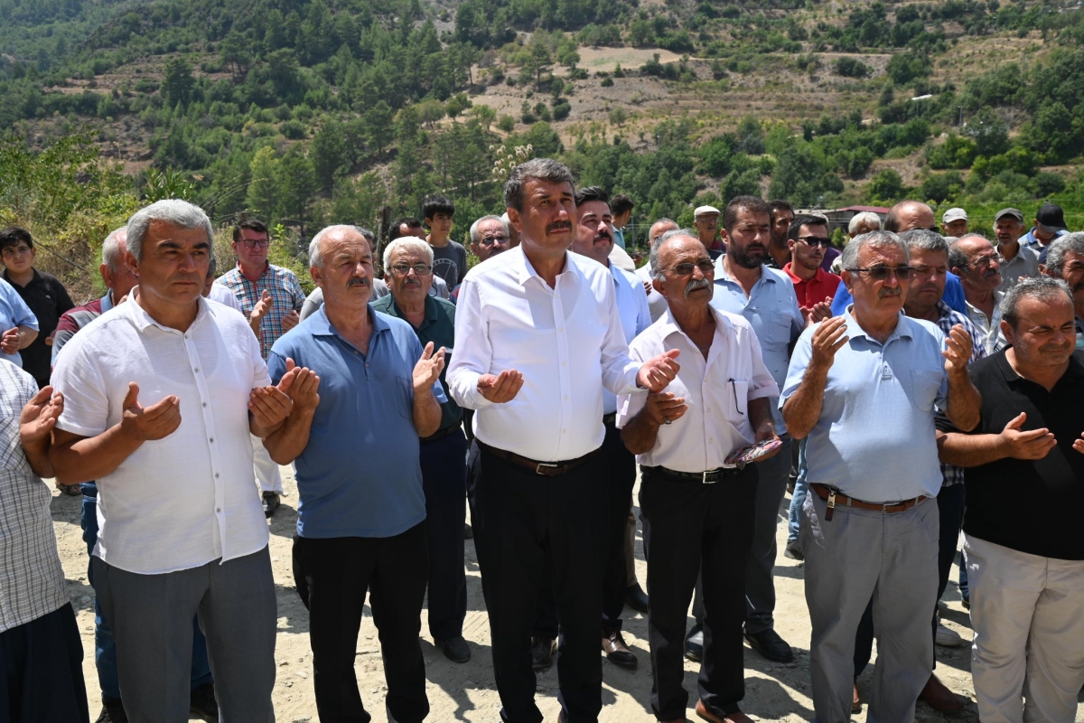 Anamur kent protokolü Güngören mahallesinde yol çalışmasını inceledi..