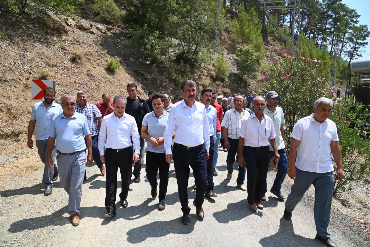 Anamur kent protokolü Güngören mahallesinde yol çalışmasını inceledi..