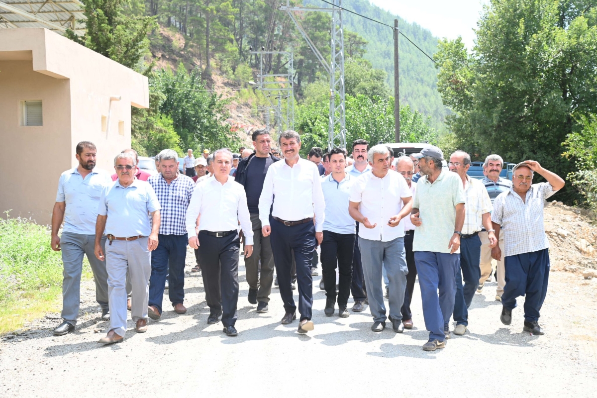 Anamur kent protokolü Güngören mahallesinde yol çalışmasını inceledi..