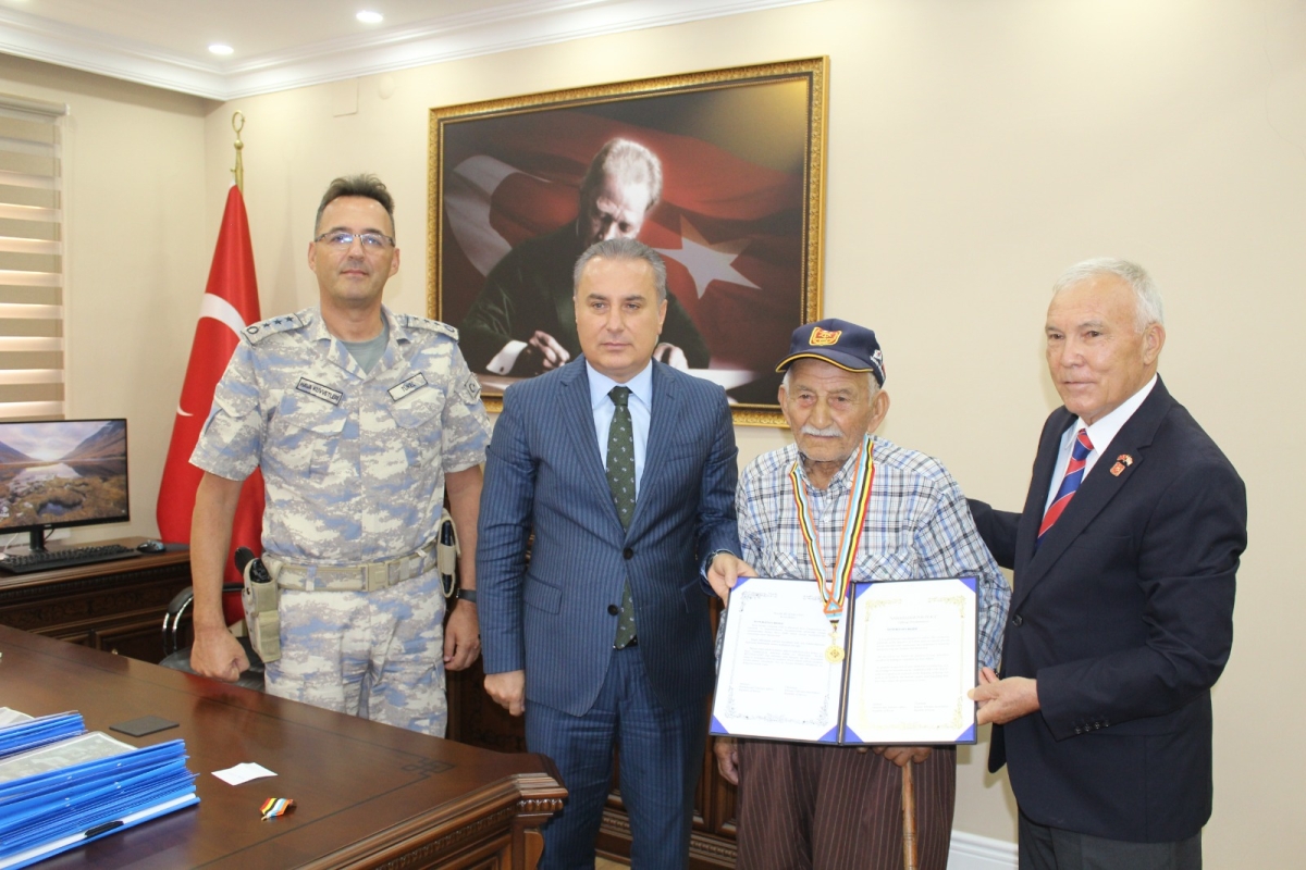 Anamurlu 93 Yaşındaki Gazi’ye Kaybolan Madalyası Tekrar Verildi.