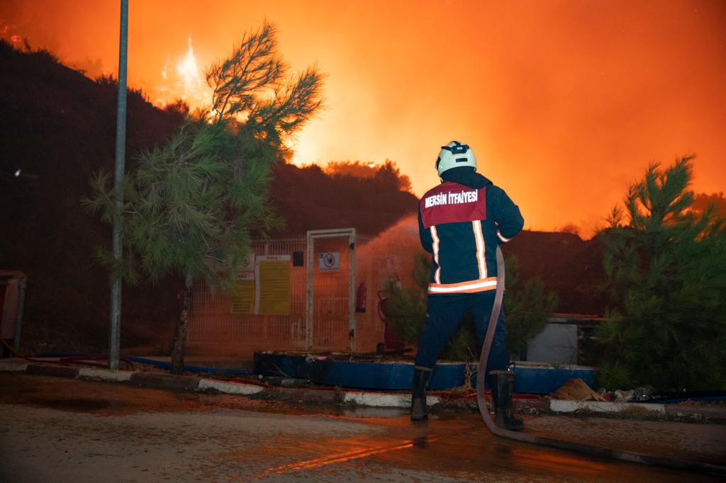 Mersin İtfaiyesi’nin Yangınla Mücadelesi Sabaha Dek Sürdü