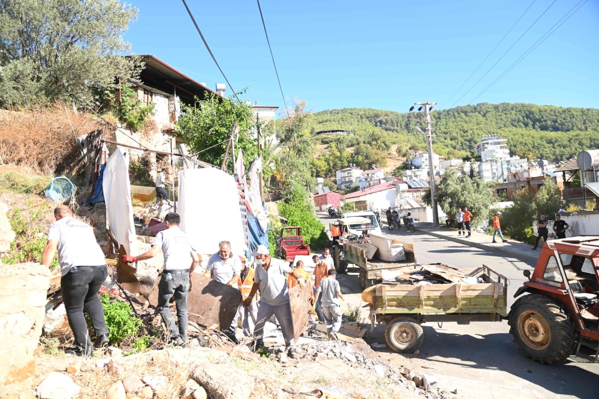 Anamur Belediyesi Çöp Ev Temizliği Gerçekleştirdi