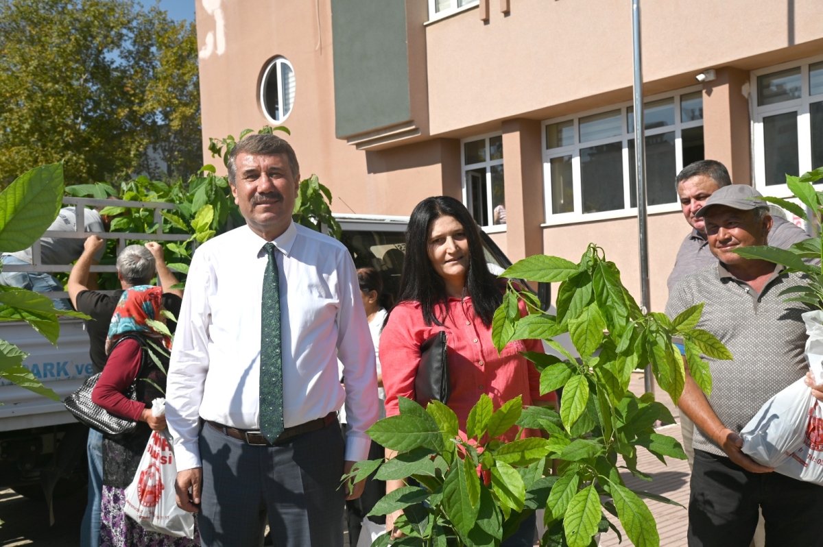 Anamur Belediyesi Dünya Kadın Çiftçiler Gününde Fidan Dağıtımı Gerçekleştirildi.