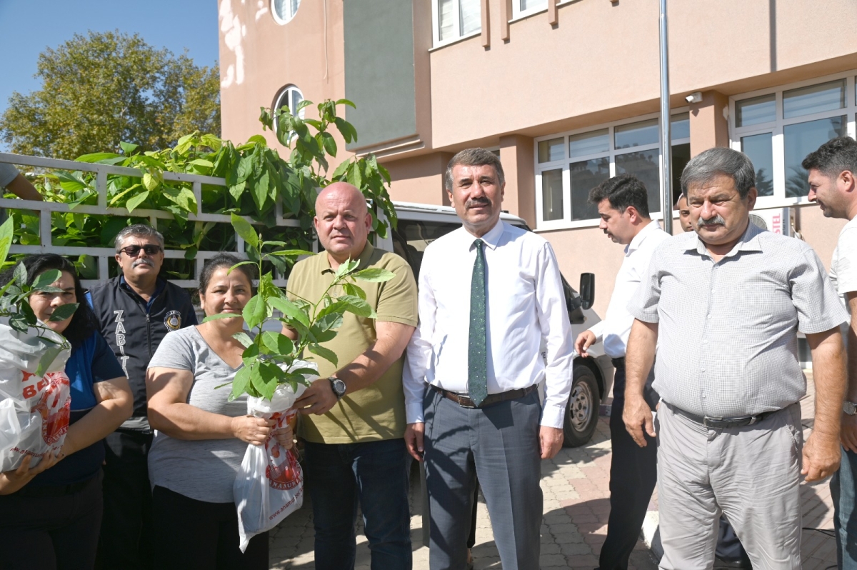 Anamur Belediyesi Dünya Kadın Çiftçiler Gününde Fidan Dağıtımı Gerçekleştirildi.