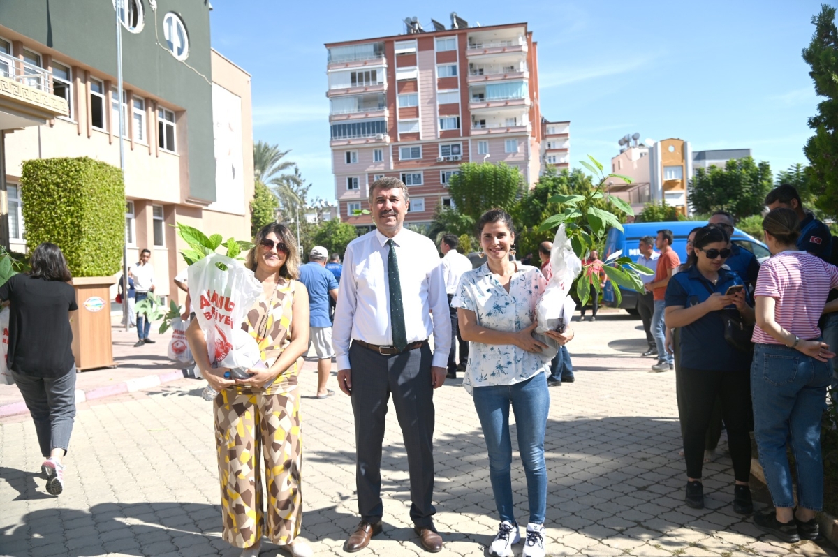 Anamur Belediyesi Dünya Kadın Çiftçiler Gününde Fidan Dağıtımı Gerçekleştirildi.