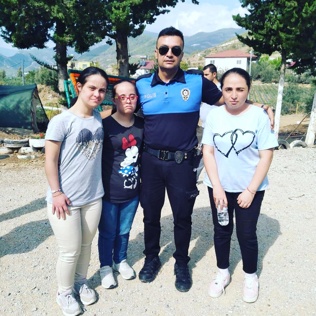 Anamur Polisi Özel Eğitim Öğrencilerine Trafik Kurallarını Anlattı.