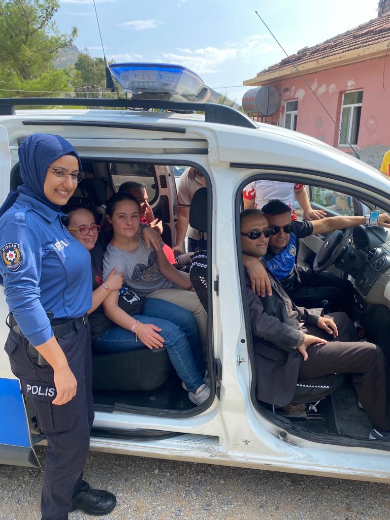 Anamur Polisi Özel Eğitim Öğrencilerine Trafik Kurallarını Anlattı.