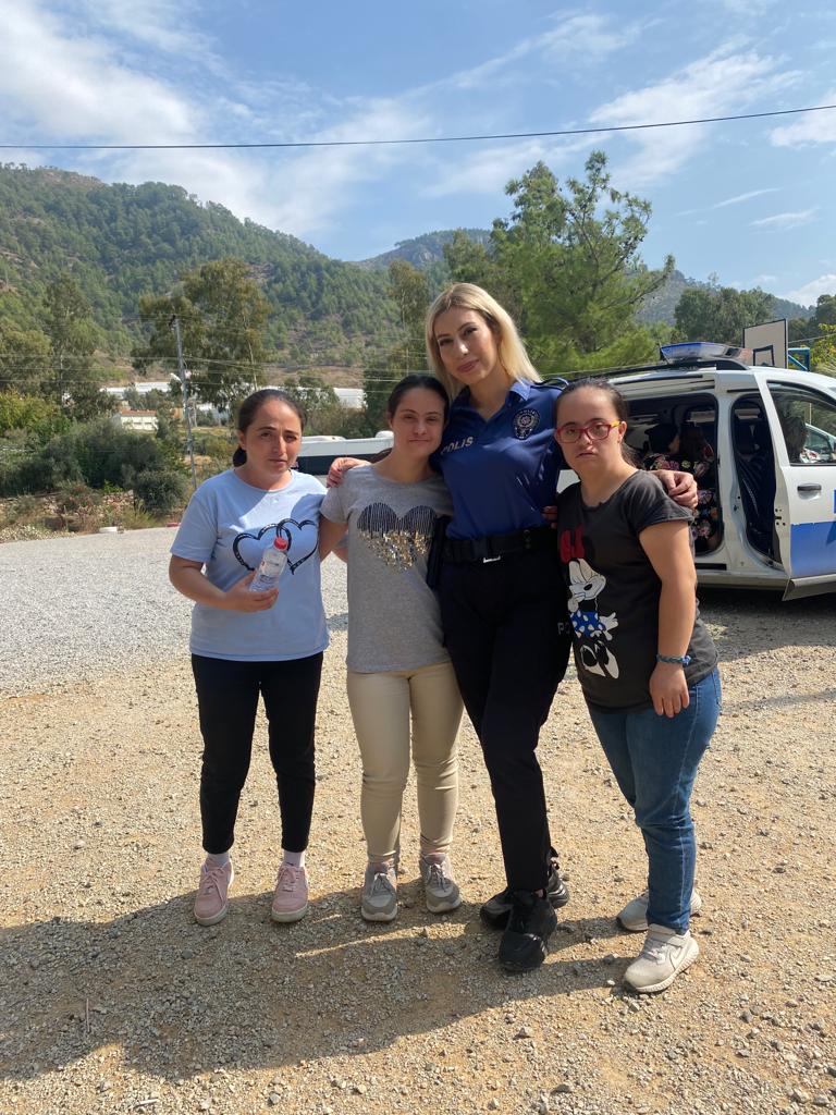 Anamur Polisi Özel Eğitim Öğrencilerine Trafik Kurallarını Anlattı.