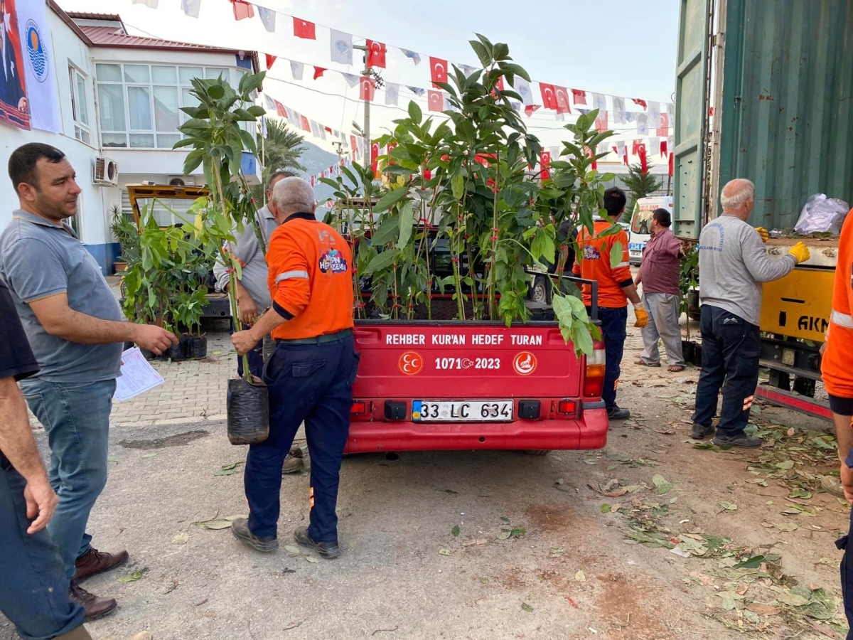 Büyükşehir belediyesi Anamur’da Avokado fidana dağıttı