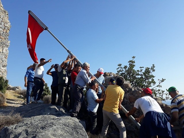 Bozyazı’da Softa Kalesindeki Türk Bayrağı yenilendi