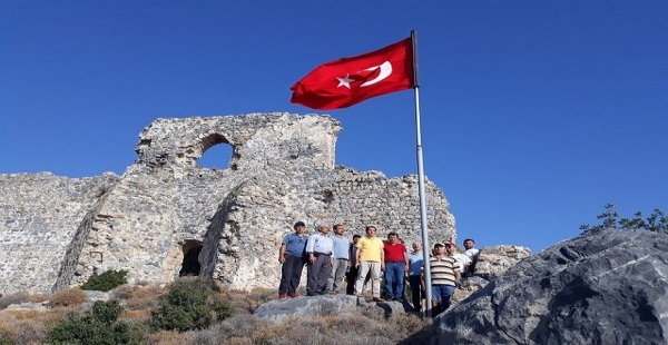 Bozyazı’da Softa Kalesindeki Türk Bayrağı yenilendi