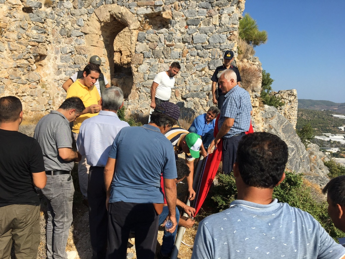 Bozyazı’da Softa Kalesindeki Türk Bayrağı yenilendi