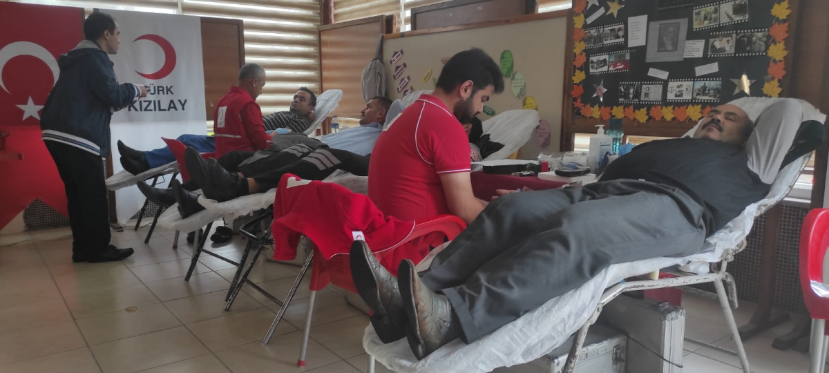 Cengiz Topel İmam hatip Ortaokulunda Kan bağışı kampanyasına Rekor Katılım..