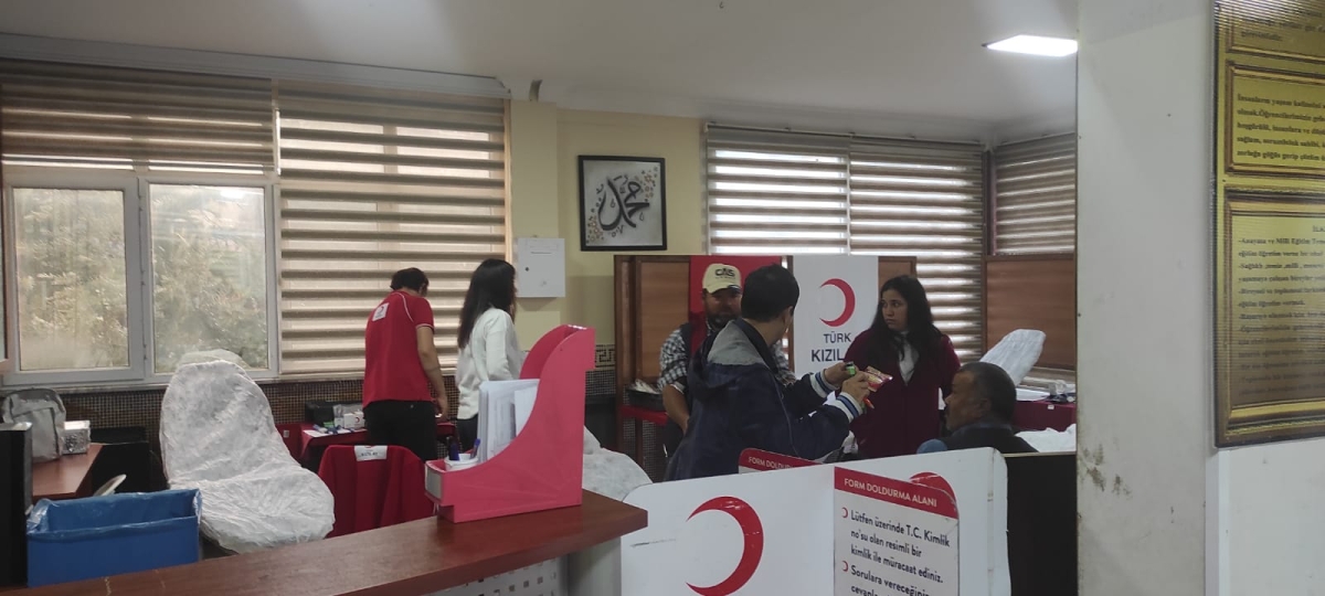 Cengiz Topel İmam hatip Ortaokulunda Kan bağışı kampanyasına Rekor Katılım..