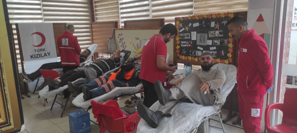 Cengiz Topel İmam hatip Ortaokulunda Kan bağışı kampanyasına Rekor Katılım..