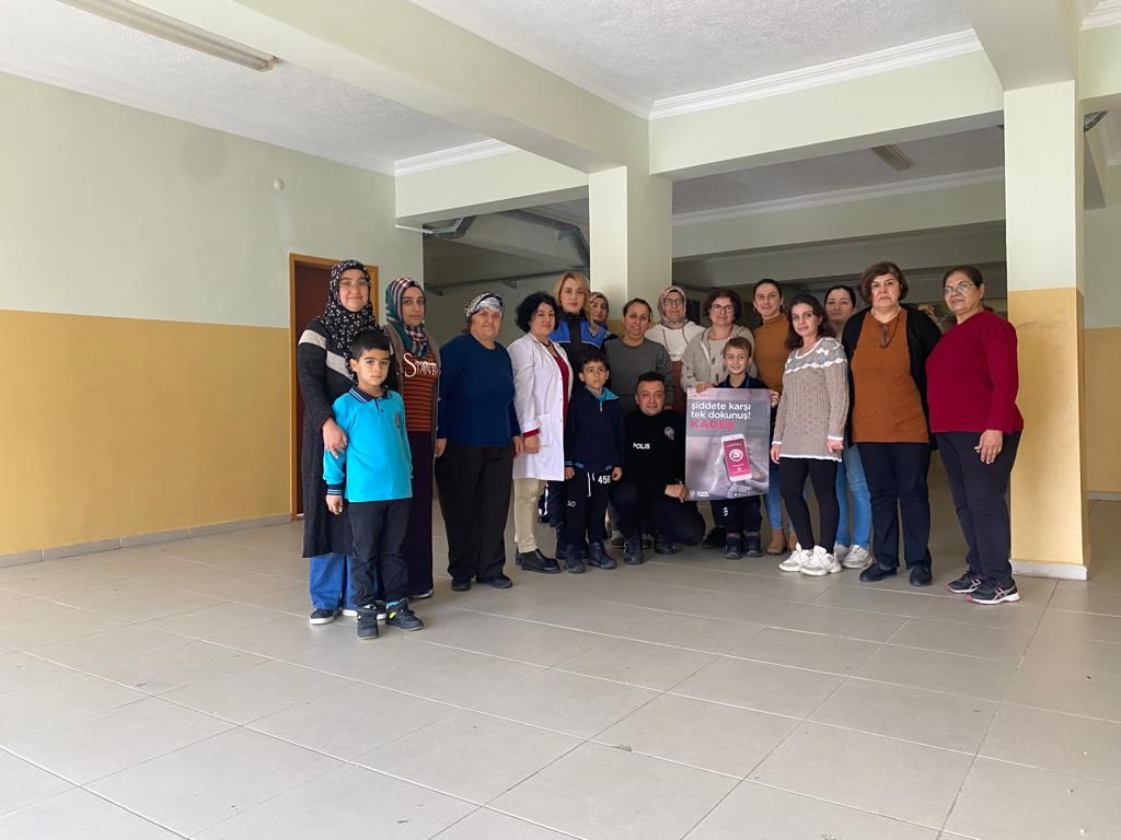 Anamur Polisi Kadınlara, Çilek Tarlasında KADES’i Anlatıyor.