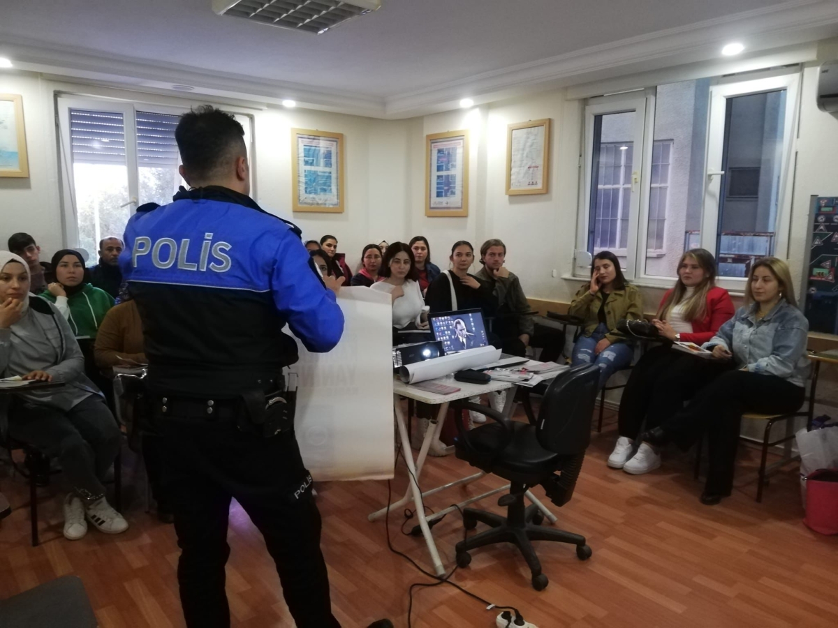 Anamur Polisi Kadınlara, Çilek Tarlasında KADES’i Anlatıyor.