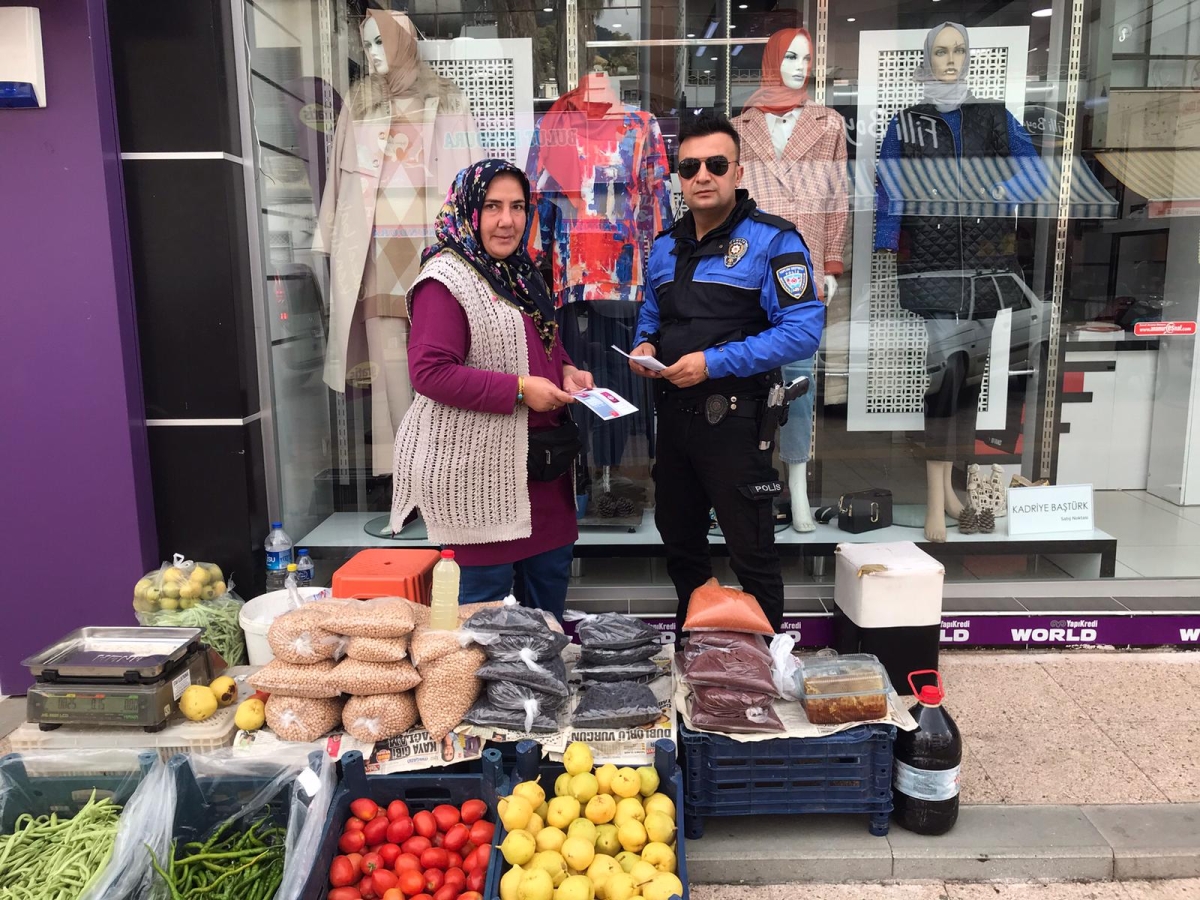 Anamur Polisi Kadınlara, Çilek Tarlasında KADES’i Anlatıyor.