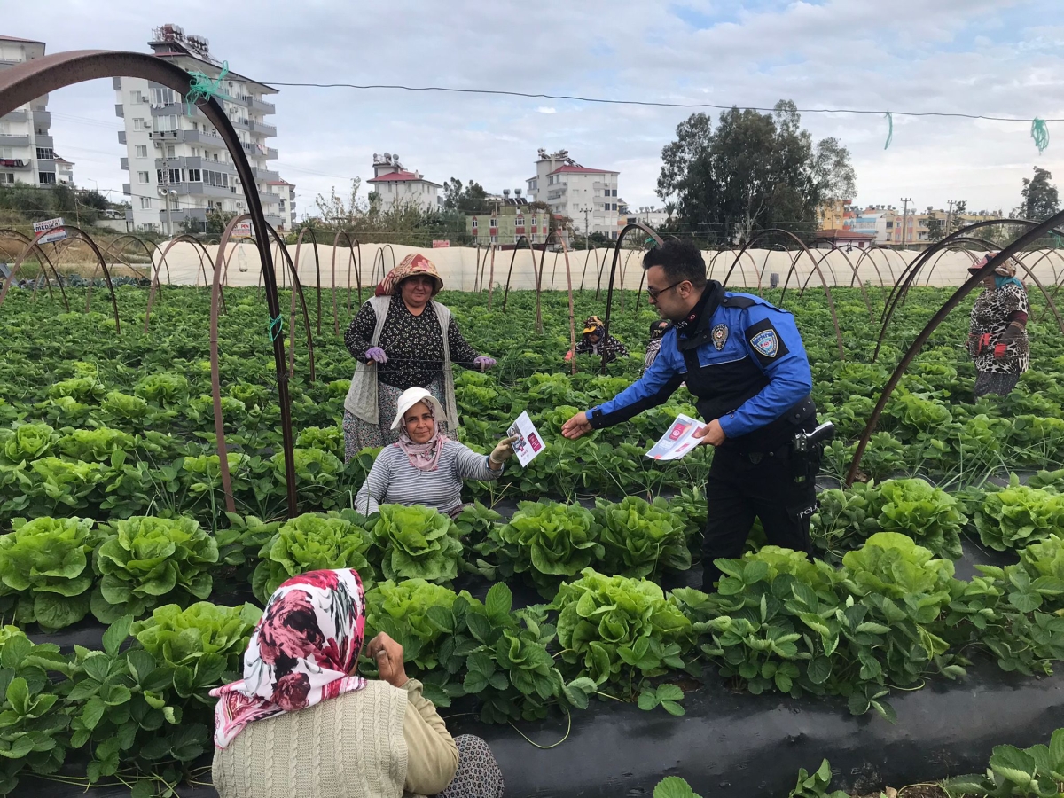 Anamur Polisi Kadınlara, Çilek Tarlasında KADES’i Anlatıyor.