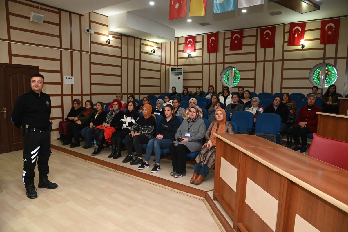 Anamur Belediyesi Kadın Çalışanlarına Polis KADES’i anlattı