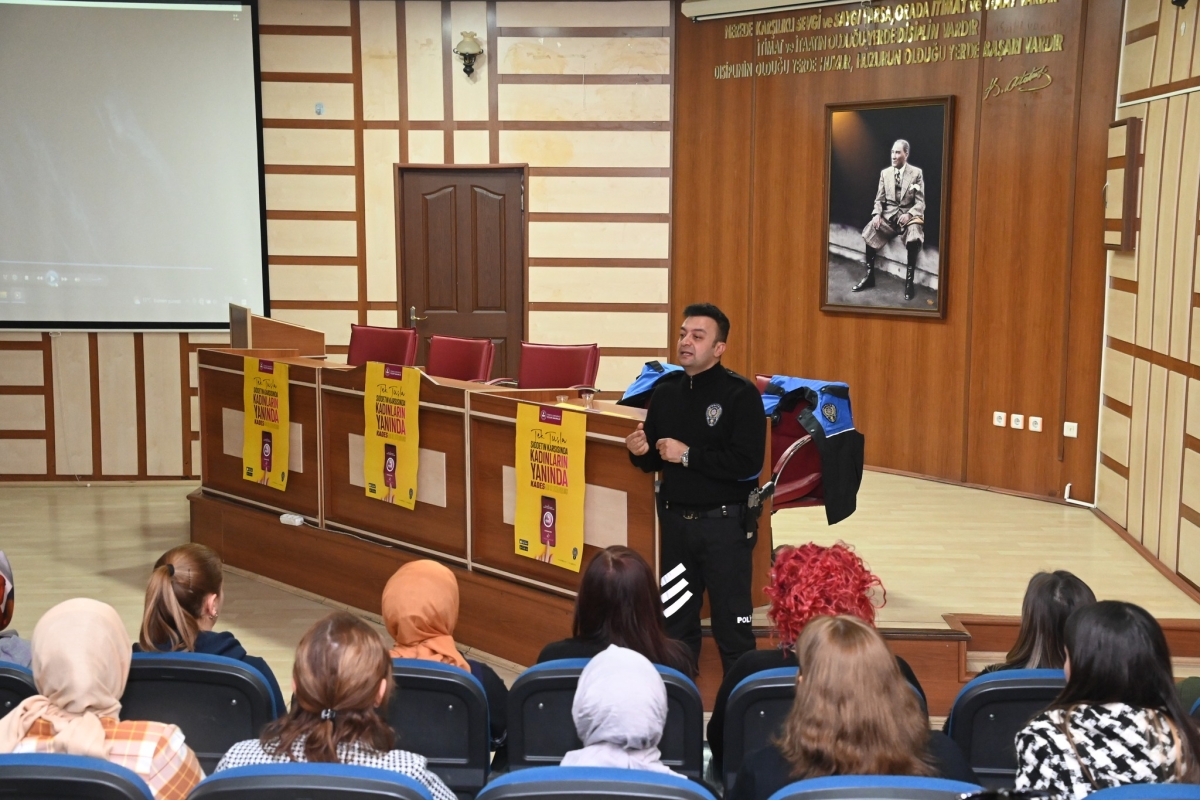 Anamur Belediyesi Kadın Çalışanlarına Polis KADES’i anlattı