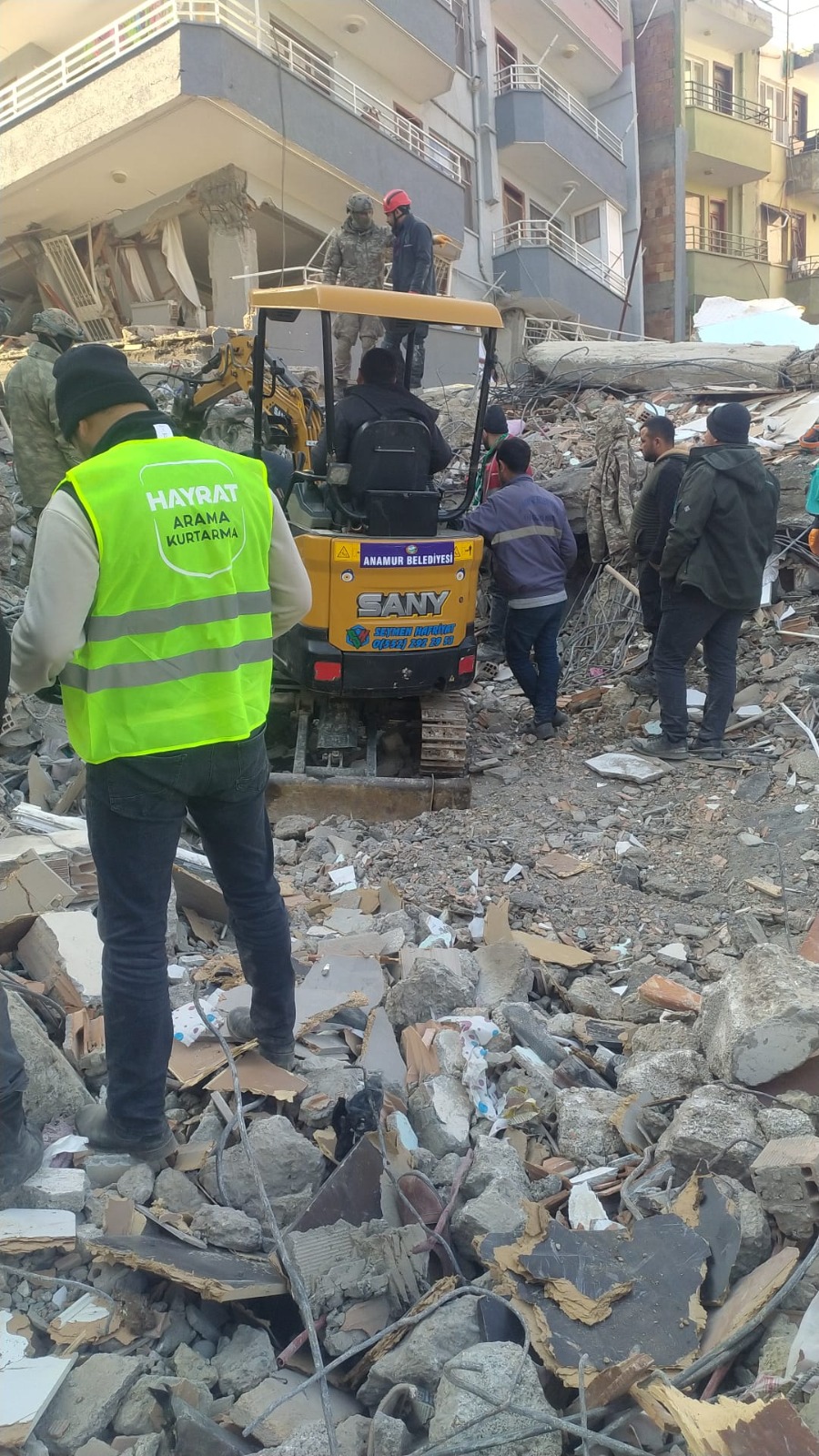 Anamur Belediyesi 5 Kişilik Aileyi Sağ Salim Kurtardı.