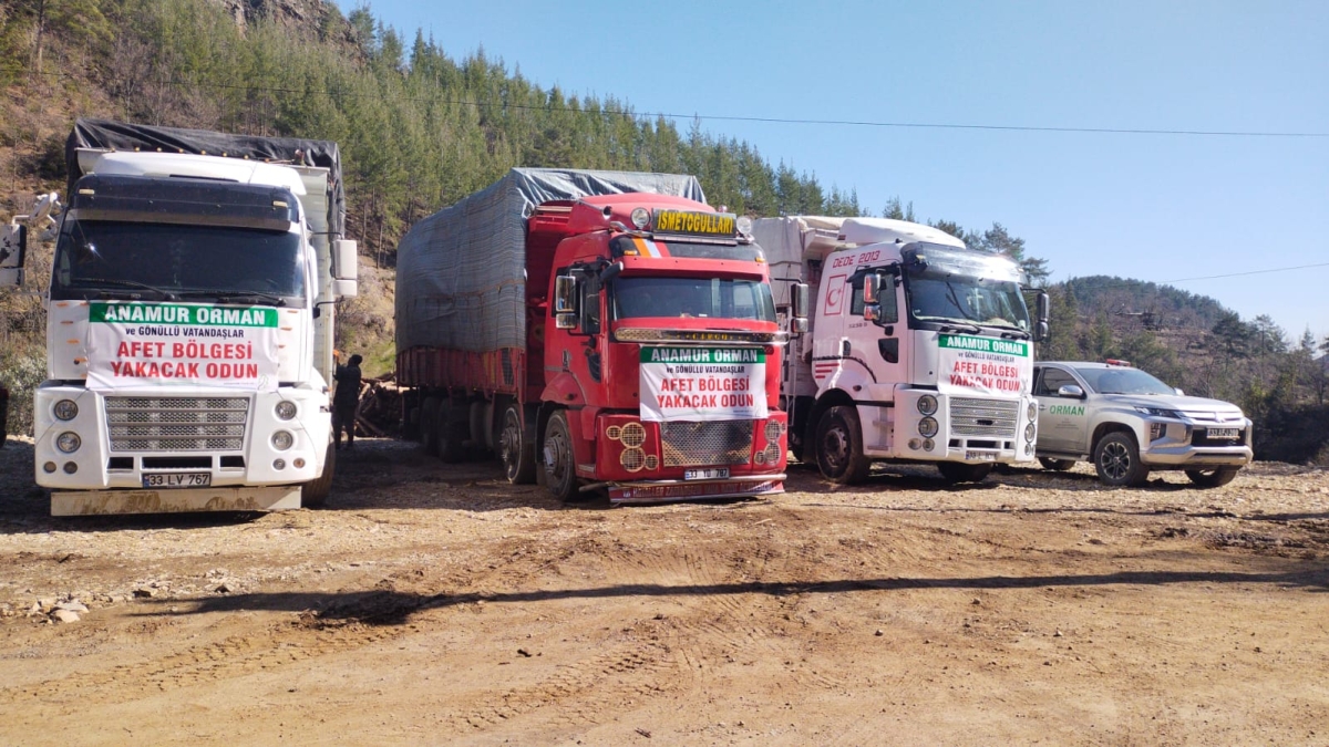 Anamur Orman İşletme Müdürlüğü Deprem bölgesine 13 odun kamyonu gönderdi.