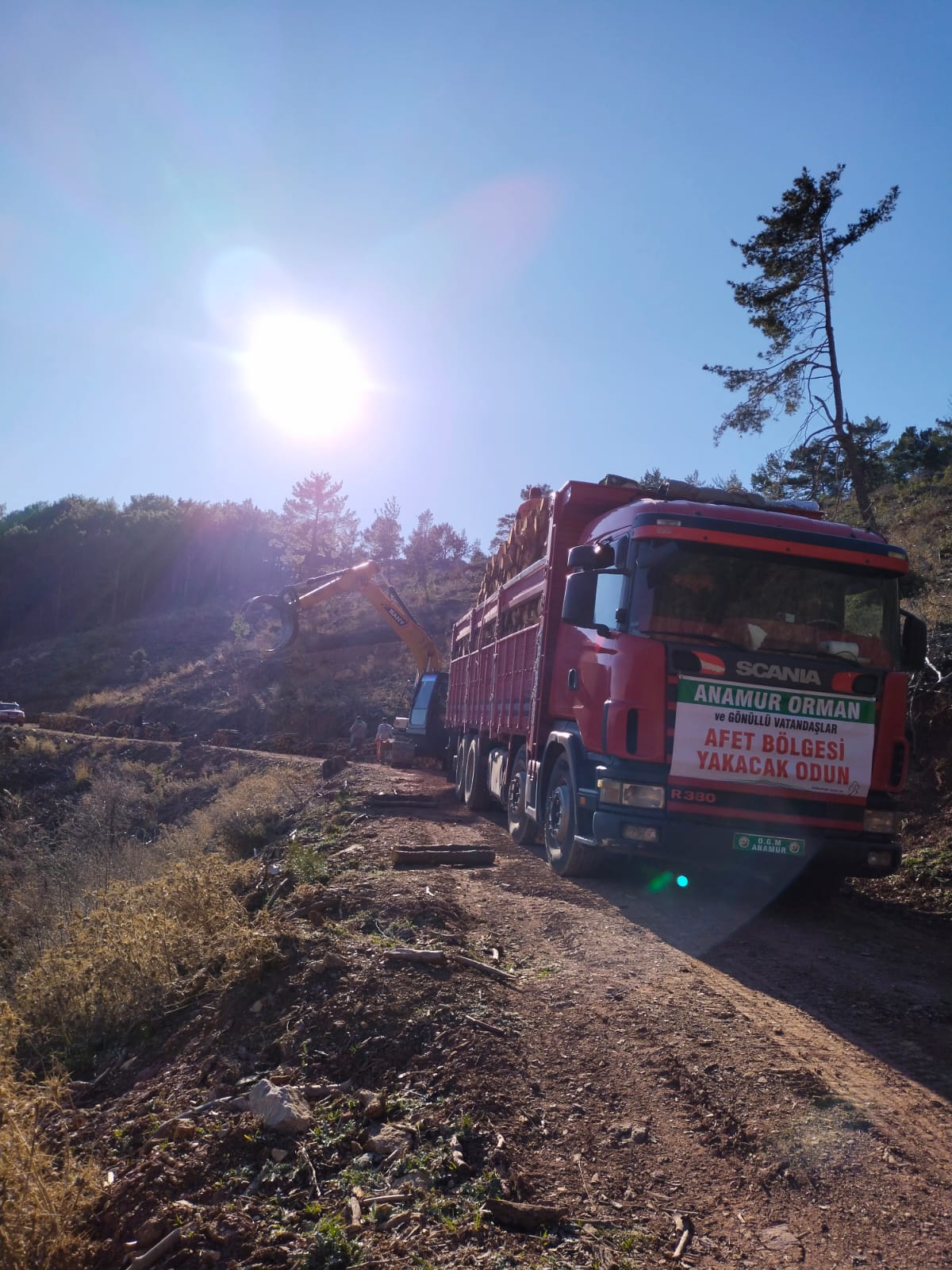 Anamur Orman İşletme Müdürlüğü Deprem bölgesine 13 odun kamyonu gönderdi.