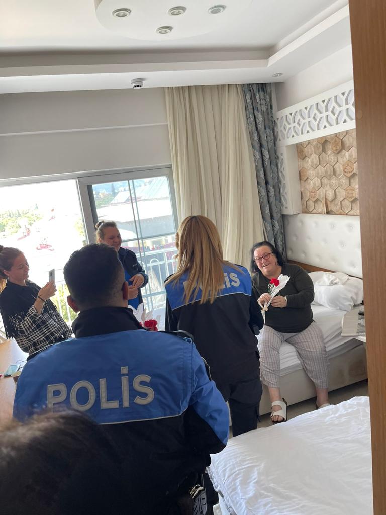 Anamur Polisi Depremzede Kadınları Unutmadı