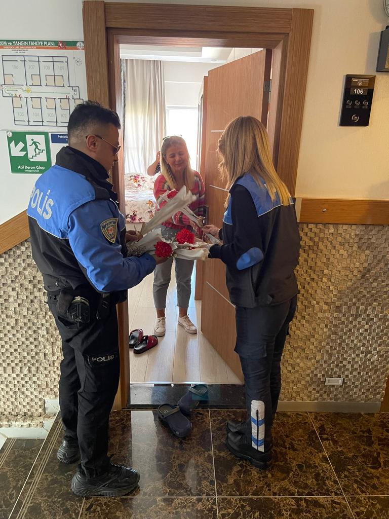 Anamur Polisi Depremzede Kadınları Unutmadı