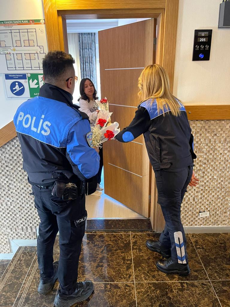 Anamur Polisi Depremzede Kadınları Unutmadı