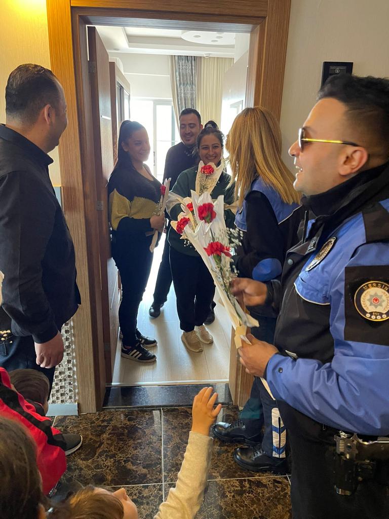 Anamur Polisi Depremzede Kadınları Unutmadı