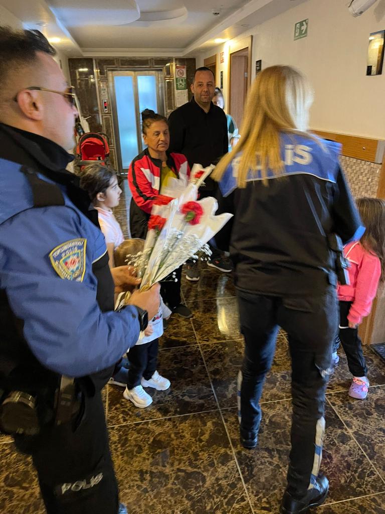 Anamur Polisi Depremzede Kadınları Unutmadı