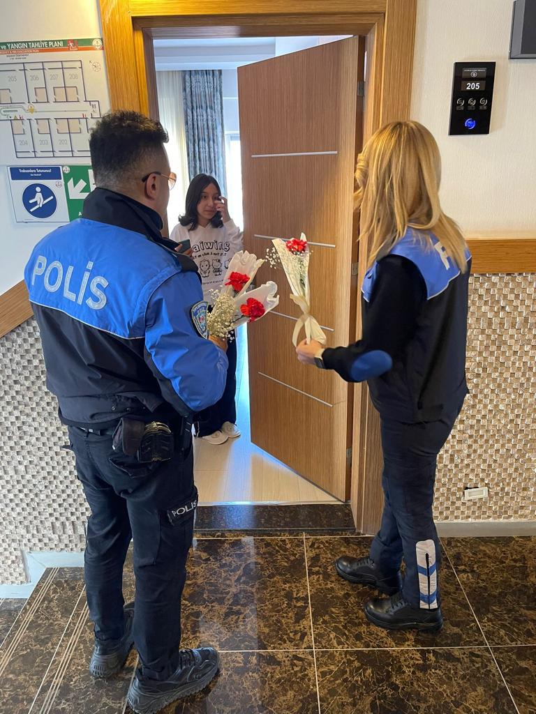 Anamur Polisi Depremzede Kadınları Unutmadı