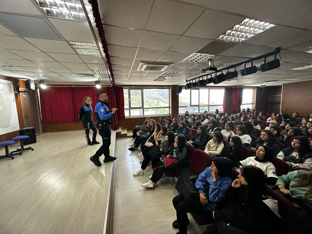Anamur Polisi Okullarda Bilgilendirmede Bulundu..