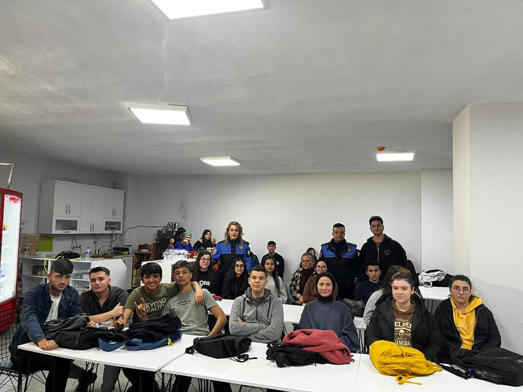 Anamur Polisi Okullarda Bilgilendirmede Bulundu..