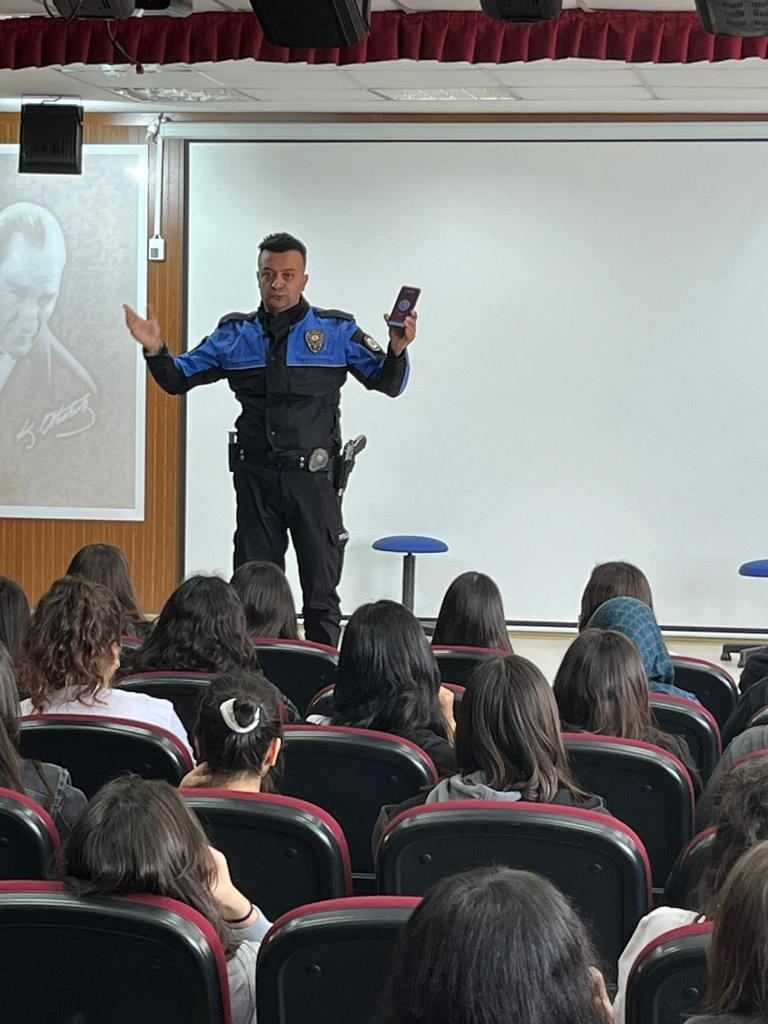 Anamur Polisi Okullarda Bilgilendirmede Bulundu..