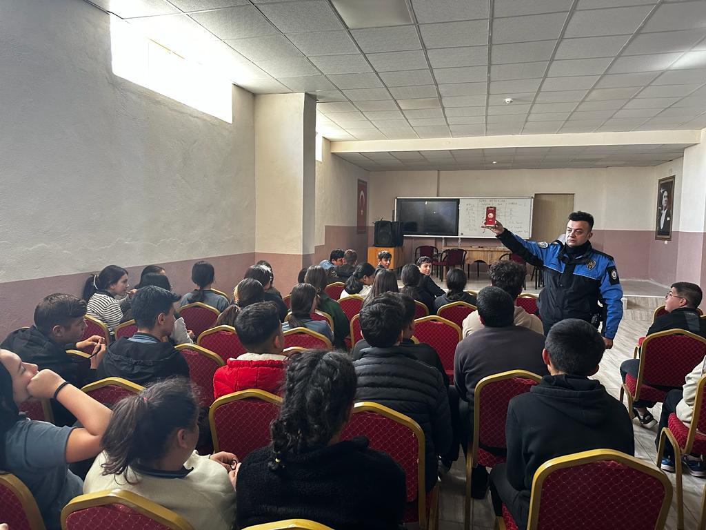 Anamur Polisi Okullarda Bilgilendirmede Bulundu..