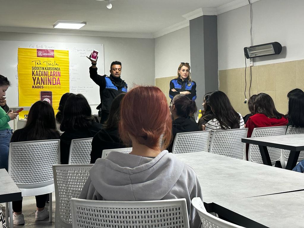 Anamur Polisi Okullarda Bilgilendirmede Bulundu..