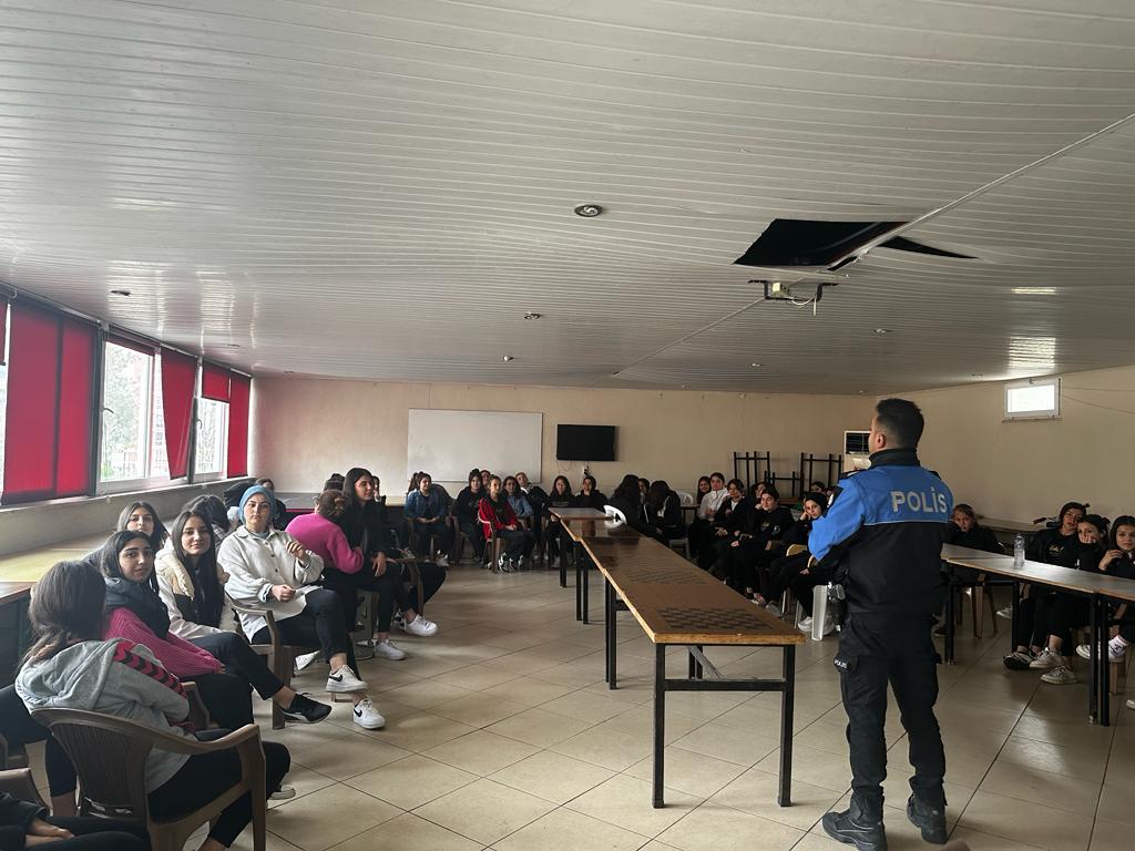 Anamur Polisi Okullarda Bilgilendirmede Bulundu..