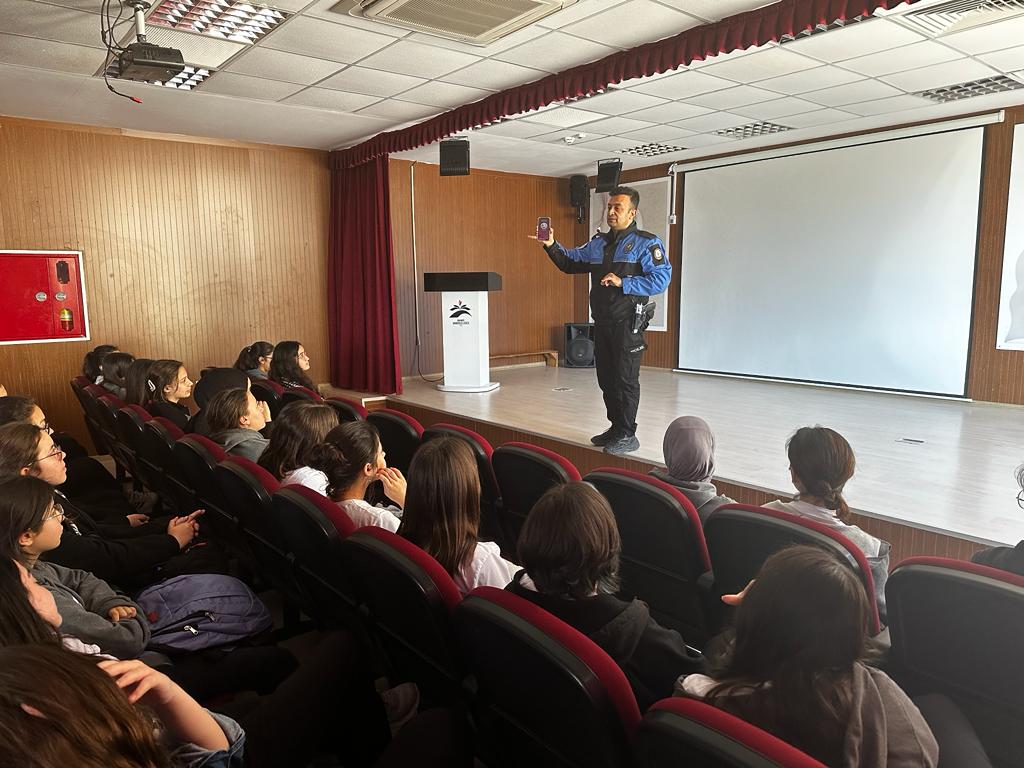 Anamur Polisi Okullarda Bilgilendirmede Bulundu..