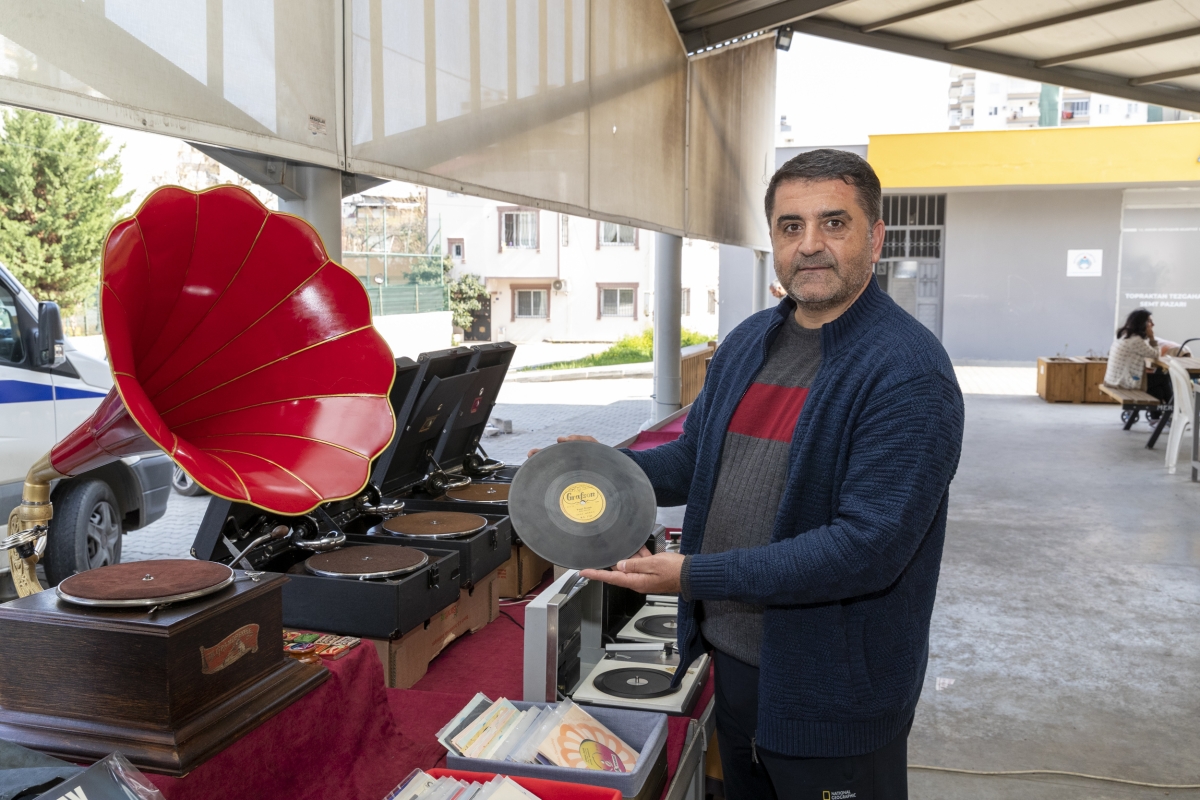 Mersin’in İlk ‘Antika Pazarı’ Vatandaşları Geçmişe Götürüyor 