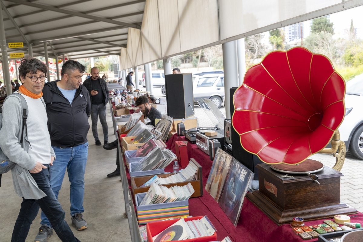 Mersin’in İlk ‘Antika Pazarı’ Vatandaşları Geçmişe Götürüyor 