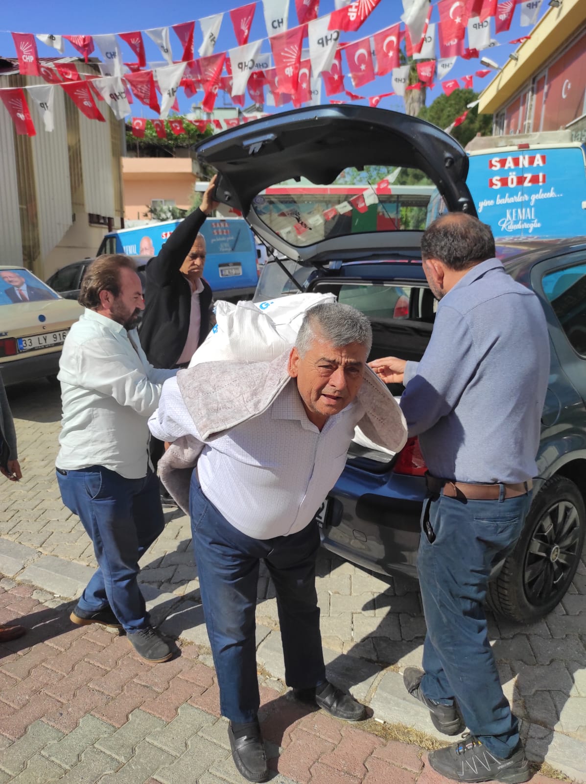 CHP’liler Gönüllü Timleri İle Sahada Çalmadık Kapı Sıkmadık El Bırakmıyorlar..