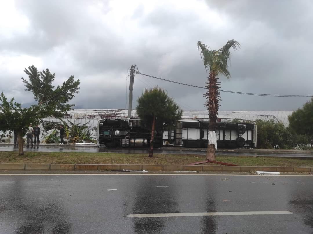 Anamur’da Hortum Ev , İşyeri ve Seralara Zarar Verdi..