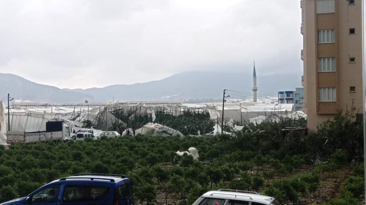 Anamur’da Hortum Ev , İşyeri ve Seralara Zarar Verdi..