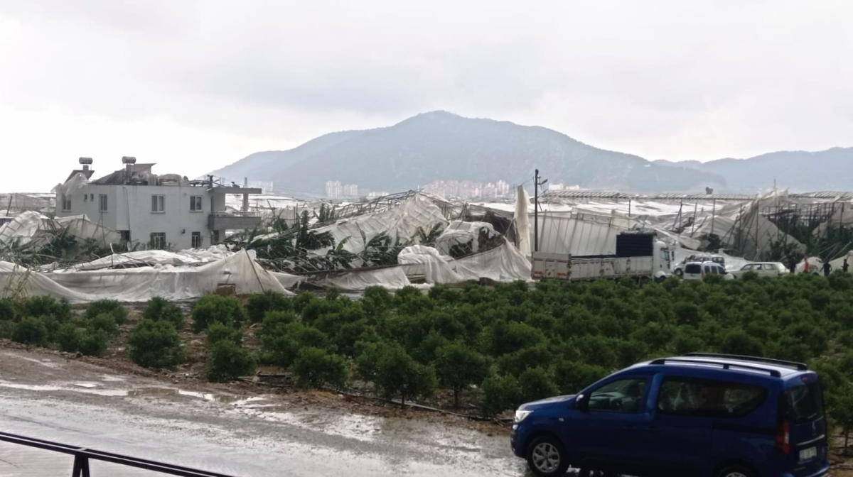 Anamur’da Hortum Ev , İşyeri ve Seralara Zarar Verdi..
