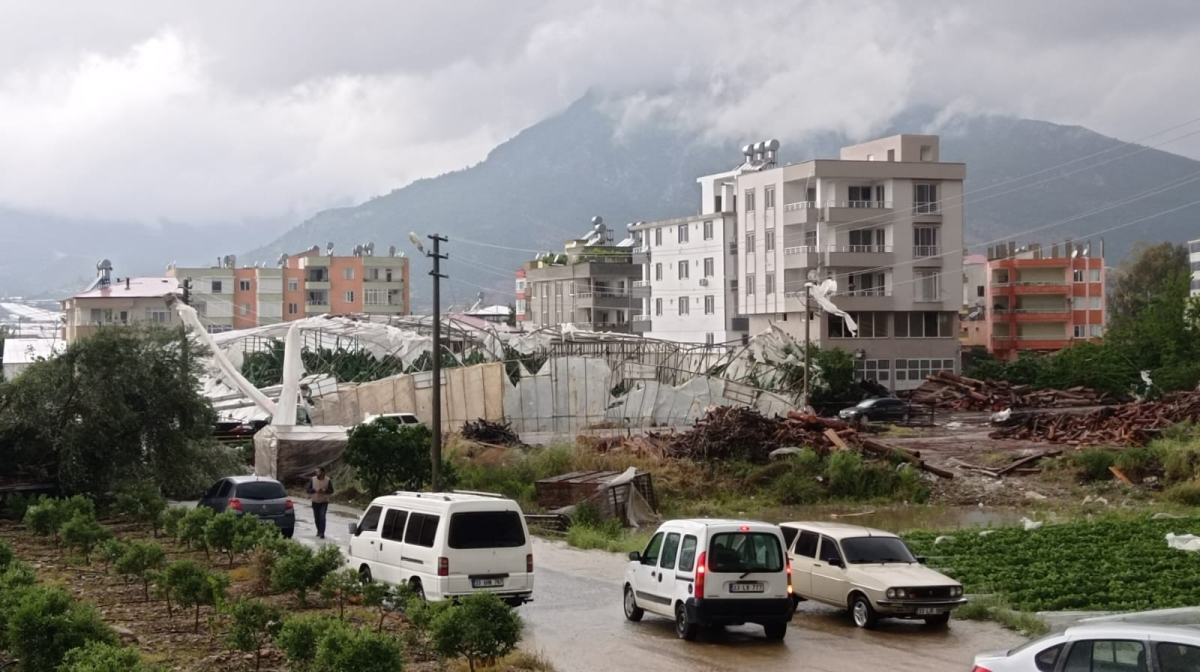Anamur’da Hortum Ev , İşyeri ve Seralara Zarar Verdi..